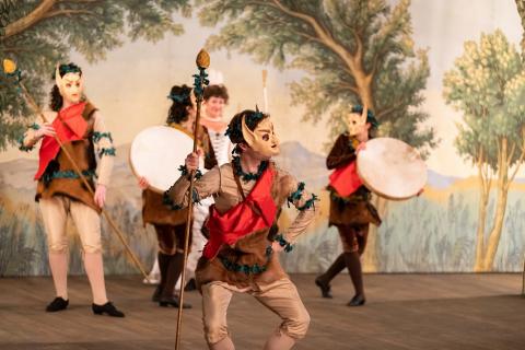 Une partie des danseurs de la troupe du Théâtre Molière Sorbonne lors du prologue.