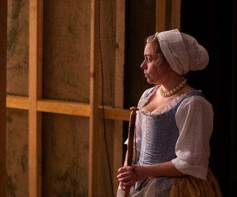 Dans les coulisses… Léa Sorrentino alias Toinette se prépare à entrer en scène.